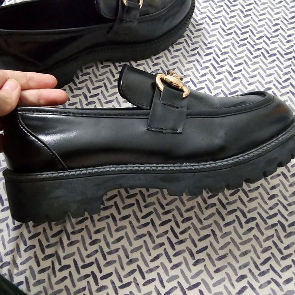 Elgant shoes wore them 1 time .. sadly not my seize - Picture 3 of 3